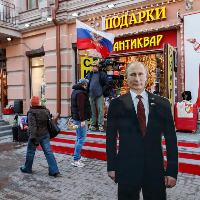 Une découpe en papier de Vladimir Poutine dans les rues de Moscou. [AFP - YURI KOCHETKOV]