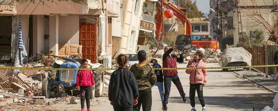 La vie reprend progressivement son cours en Turquie un an après les terribles séismes. [Keystone - AP Photo/Emrah Gurel]