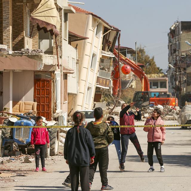 La vie reprend progressivement son cours en Turquie un an après les terribles séismes. [Keystone - AP Photo/Emrah Gurel]