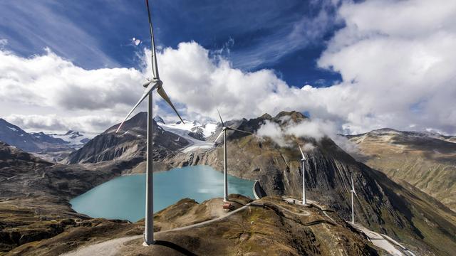 En hier, l'éolien pourrait compléter les autres sources renouvelables d'électricité en Suisse (image d'illustration). [Keystone - Olivier Maire]