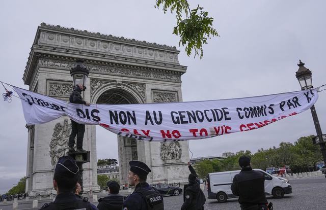 Manifestations à Paris en marge de la visite du président chinois. [KEYSTONE - MICHEL EULER]