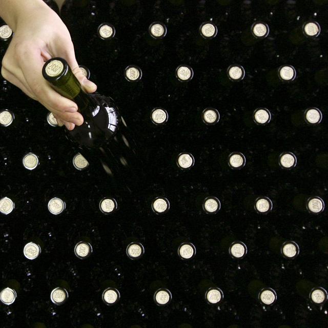 Bottle back, une association pour développer une bouteille en verre lavable, rencontre avec Catherine Cruchon. [Keystone - Petar Petrov]