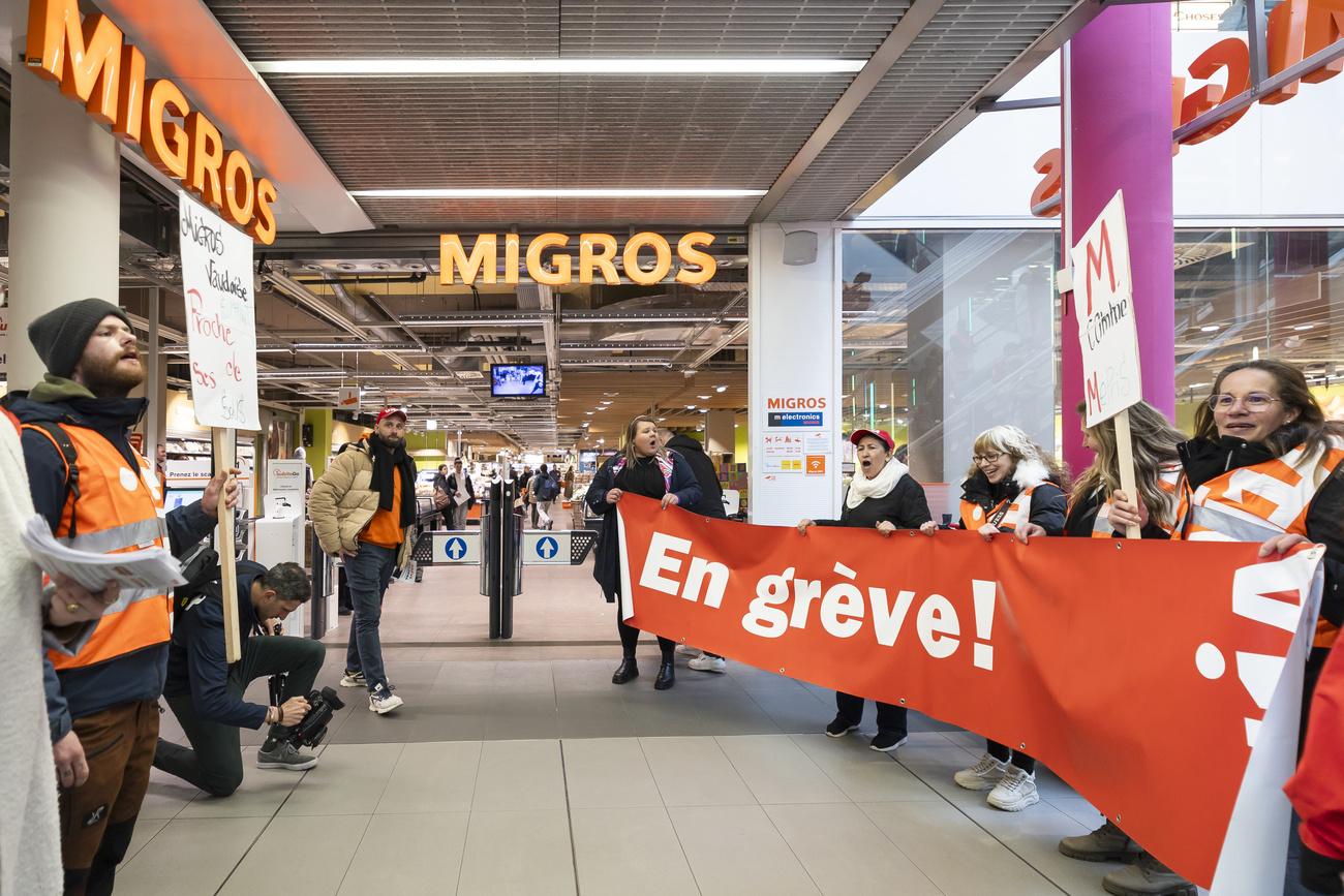 Le personnel de Micarna manifeste devant et à l'intérieur du centre commercial Métropole à Lausanne. [Keystone - Cyril Zingaro]