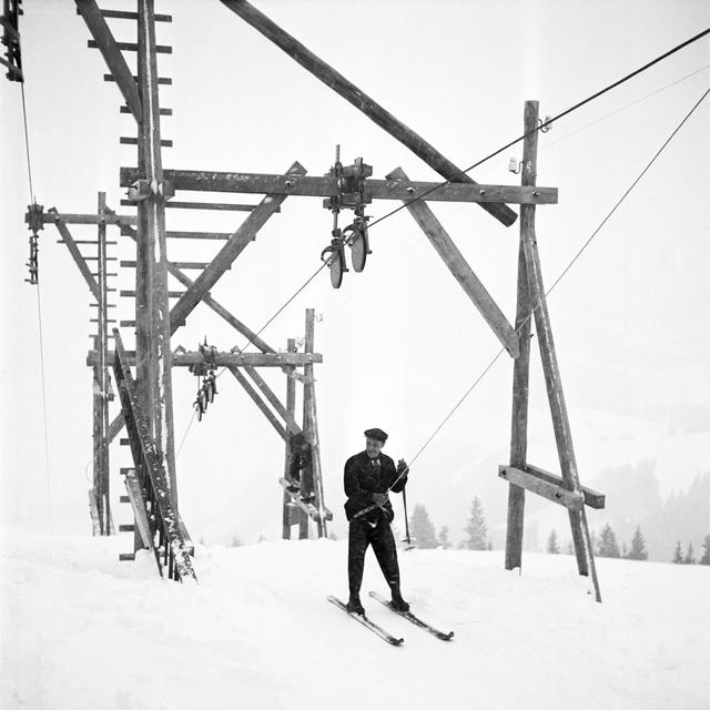 Le téléski de Château-d’Oex a été démantelé faute de neige. [Keystone - © Photopress-archiv / Walter Studer]