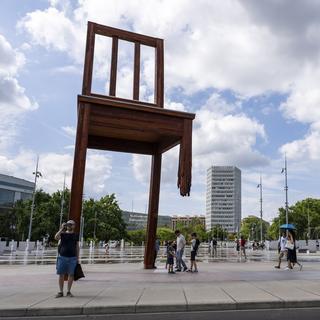 Symbole du refus des mines antipersonnel, la Broken Chair de Genève a été rénovée. [EPA / KEYSTONE - Martial Trezzini]