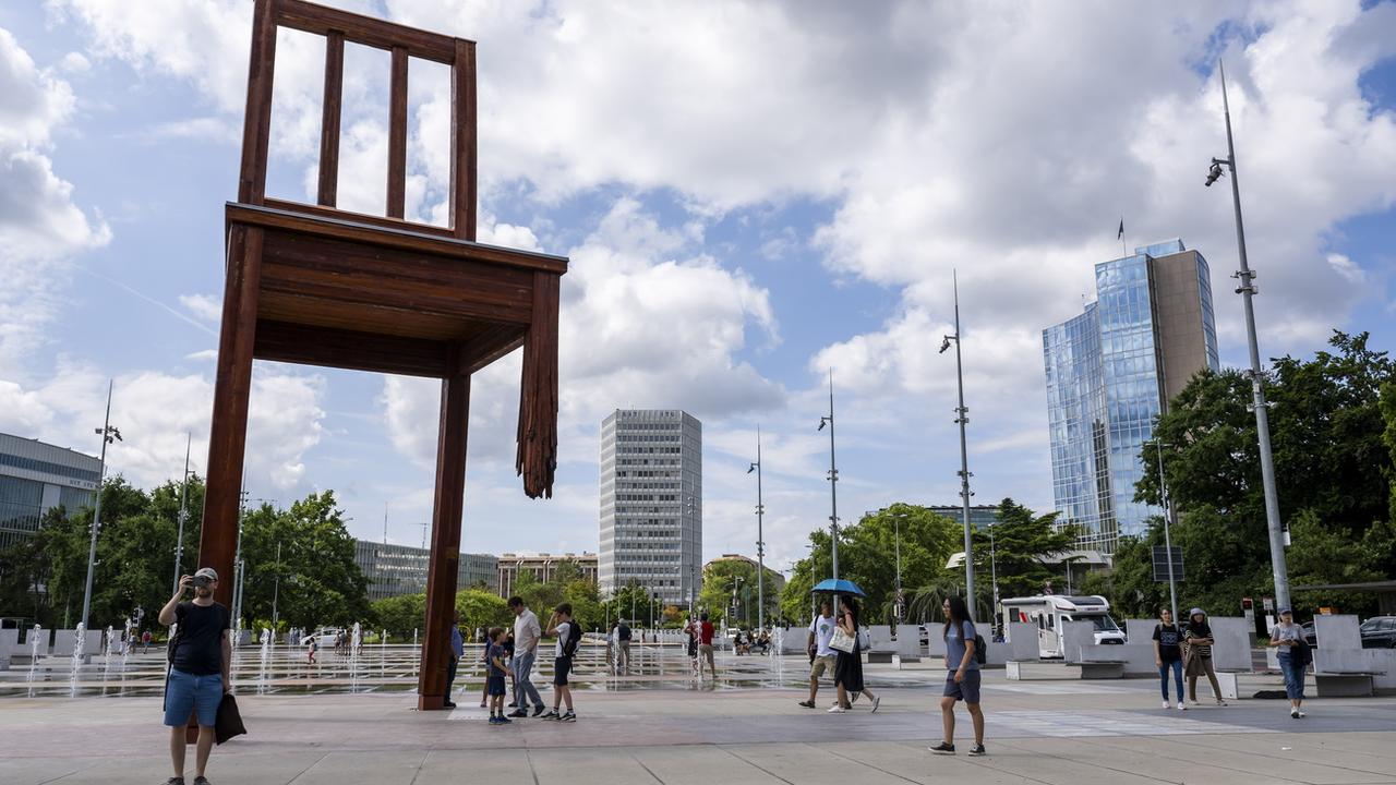 Symbole du refus des mines antipersonnel, la Broken Chair de Genève a été rénovée. [EPA / KEYSTONE - Martial Trezzini]