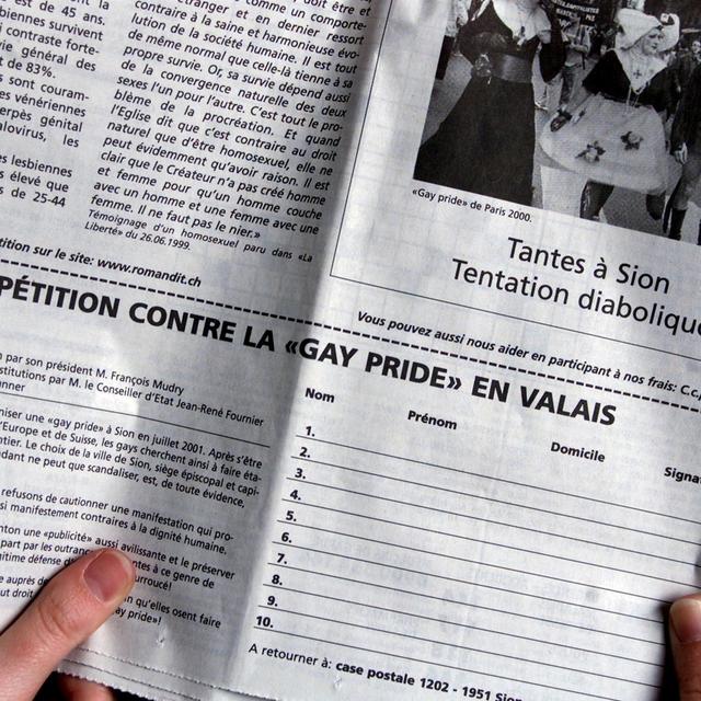 Le quotidien valaisan ''Le Nouvelliste'' avait relayé une publicité homophobe proche du milieu intégriste catholique pour empêcher la tenue d'une marche des fiertés à Sion en 2001. [Keystone - Fabrice Coffrini]