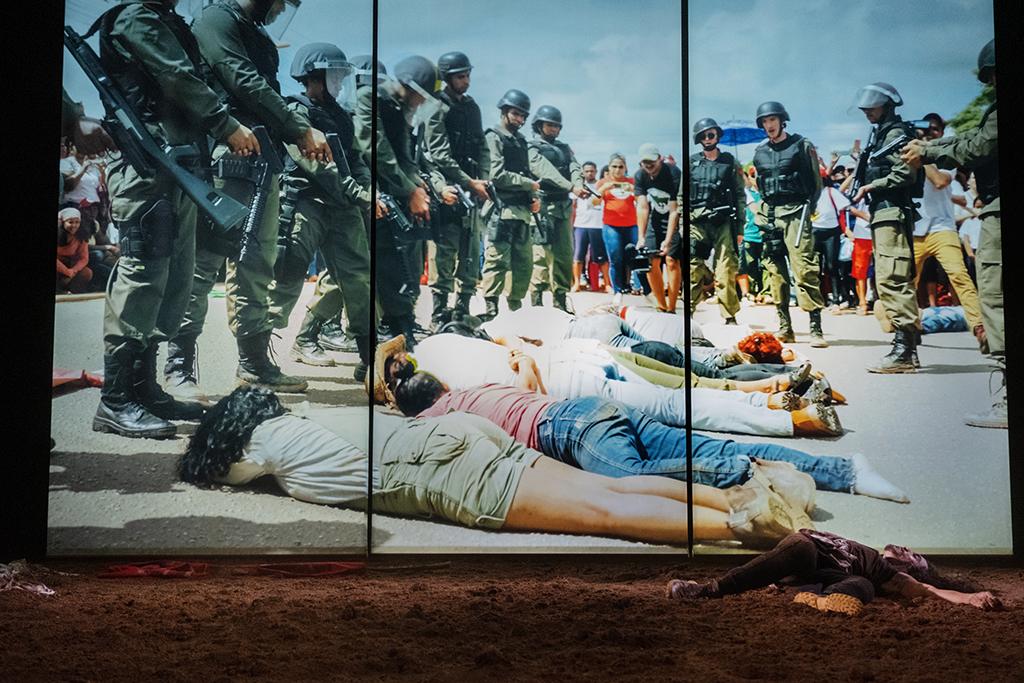 Une image du spectacle "Antigone in the Amazon" de Milo Rau. [Théâtre Vidy-Lausanne - Kurt van der Elst]