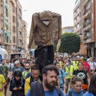 Des manifestants demandent la démission du gouvernement régional de Valence après la mauvaise gestion de la crise liée aux inondations meurtrières récentes. [EPA/Keystone - Ana Escobar]