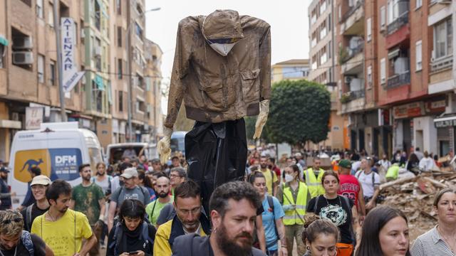 Des manifestants demandent la démission du gouvernement régional de Valence après la mauvaise gestion de la crise liée aux inondations meurtrières récentes. [EPA/Keystone - Ana Escobar]