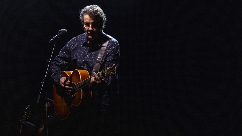 L'auteur-compositeur-interprète français Francis Cabrel sur scène lors du premier concert de sa tournée nord-américaine Trobador Tour au United Theatre on Broadway. Los Angeles, le 4 juin 2024. [AFP - Etienne Laurent]