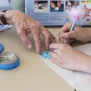 Faut-il rémunérer les grand-parents gardant leurs enfants? [Keystone - Christian Beutler]