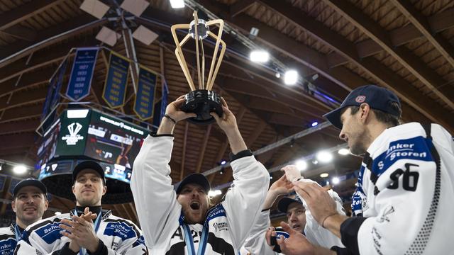 Les dragons de Fribourg Gottéron gagnent la Coupe Spengler. [Keystone/EPA - Til Buergy]