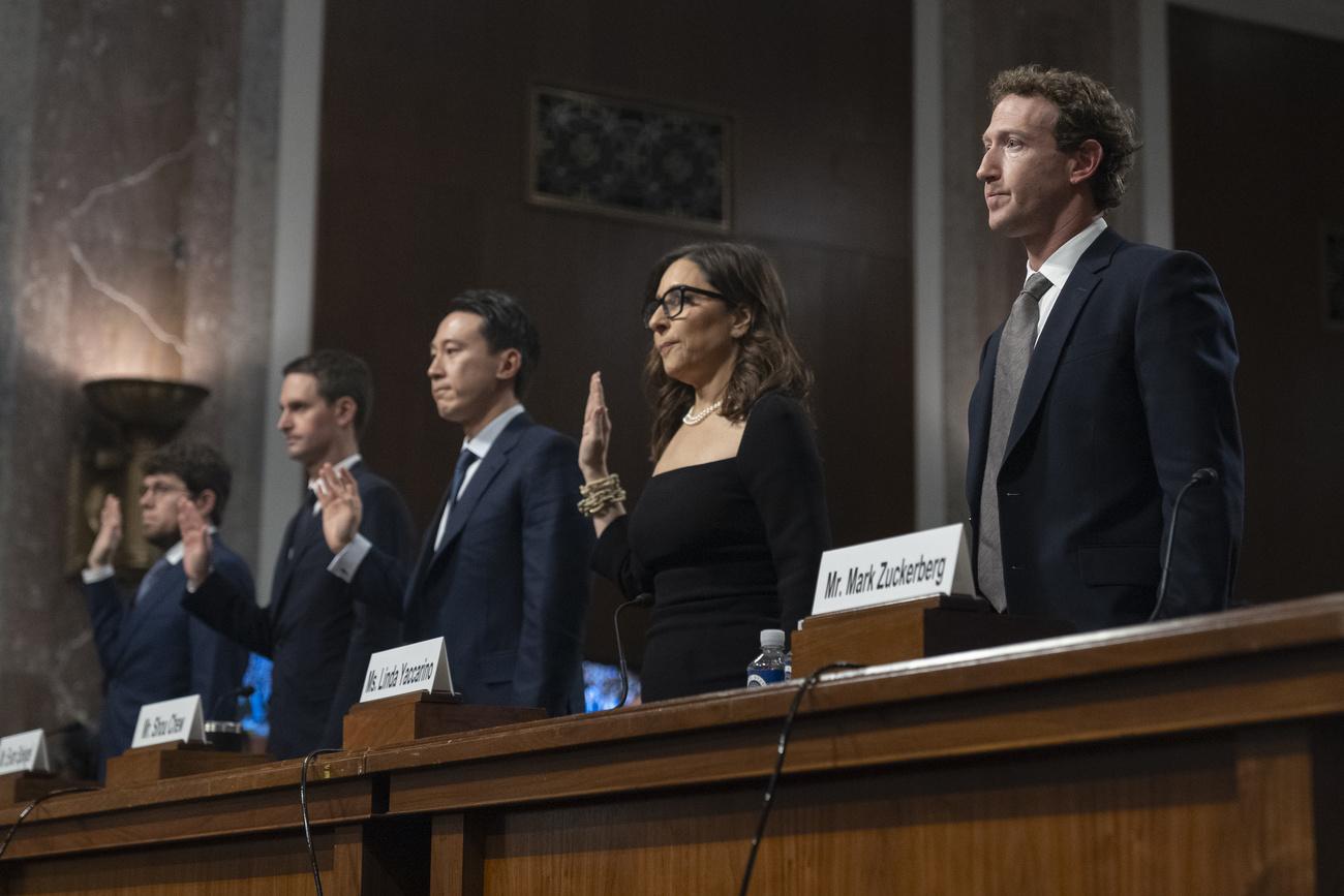 5 patrons de géants des réseaux sociaux auditionnés par le Sénat des Etats-Unis. [AP Photo/Keystone - Manuel Balce Ceneta]