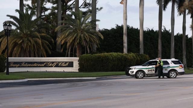 Une voiture de police près du golf de Donald Trump. [Getty Images via AFP - JOE RAEDLE]