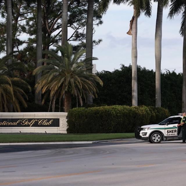 Une voiture de police près du golf de Donald Trump. [Getty Images via AFP - JOE RAEDLE]