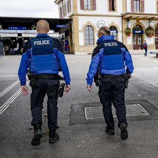 Des policiers patrouillent dans les environs de la gare d'Yverdon-les-Bains. [Keystone]