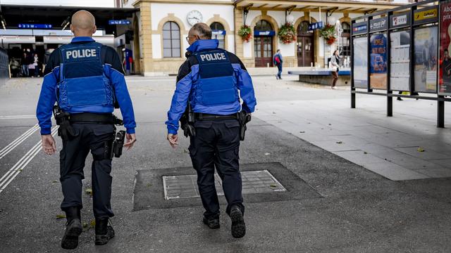 Des policiers patrouillent dans les environs de la gare d'Yverdon-les-Bains. [Keystone]