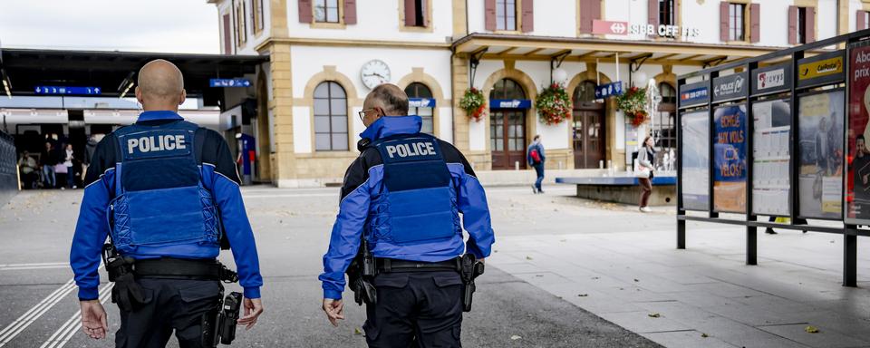 Des policiers patrouillent dans les environs de la gare d'Yverdon-les-Bains. [Keystone]