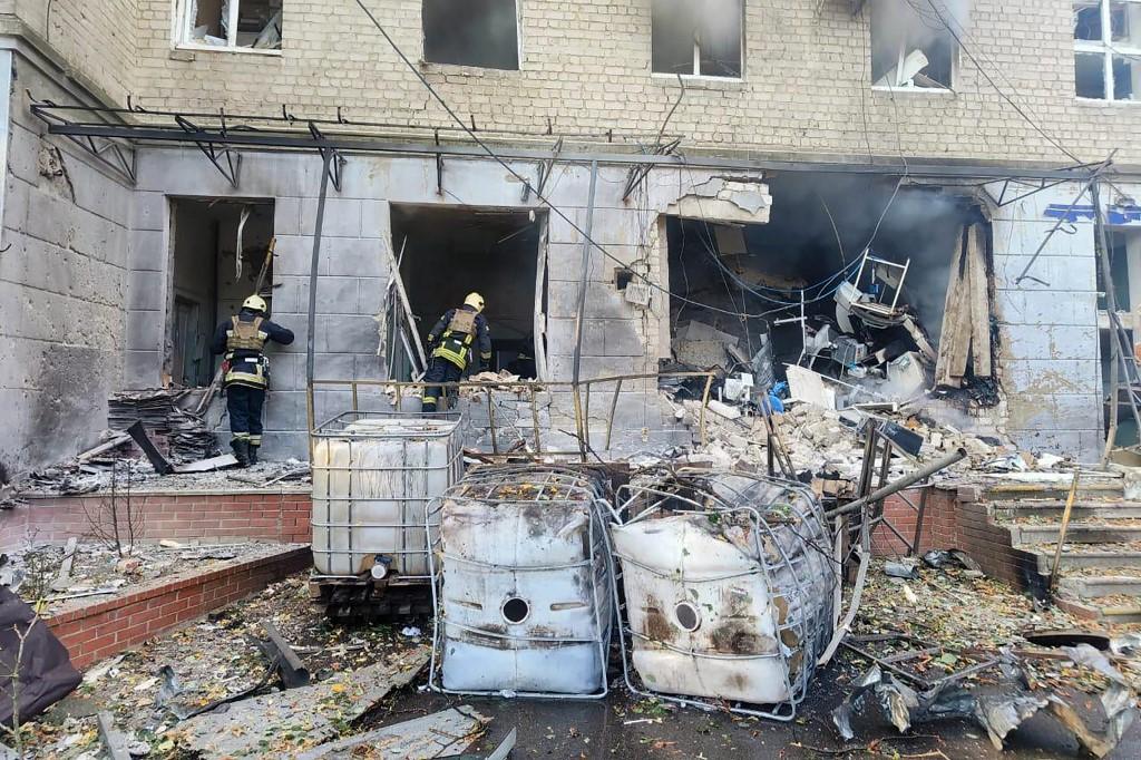 Des secouristes du service d'urgence ukrainien inspectent le bâtiment d'un hôpital de Soumy, endommagé par des frappes. [AFP / SERVICE D'URGENCE UKRAINIEN - SERGEI GAPON]