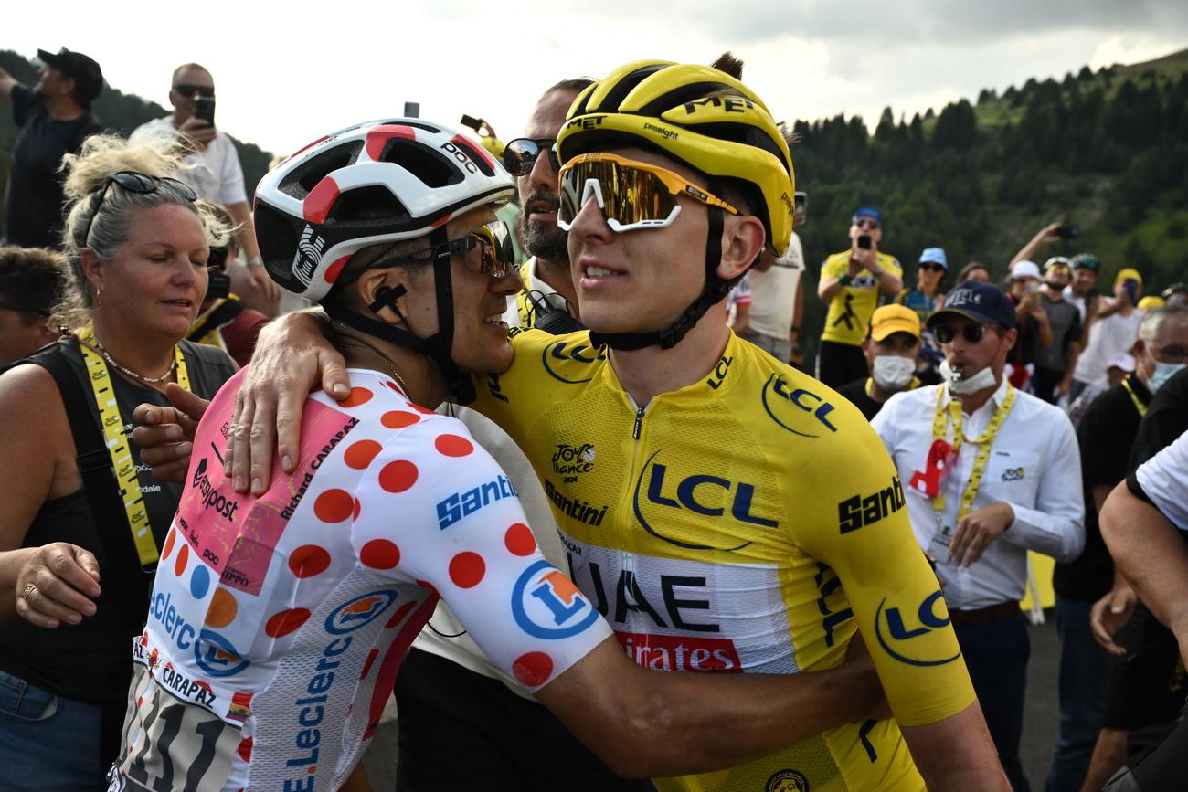 Tadej Pogacar (en jaune) et Richard Carapaz ont assuré leur maillot respectif à la veille de la dernière étape. [KEYSTONE - MARCO BERTORELLO / POOL]
