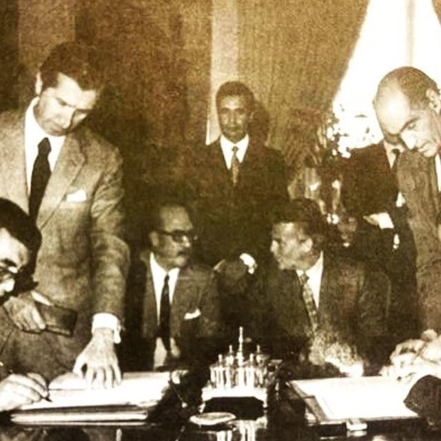 Cérémonie de signature des accords culturels, scientifiques et de coopérations techniques, Abdelmadjid Sana est au centre de la photo. [DR - Collection privée Abdelmadjid Sana]