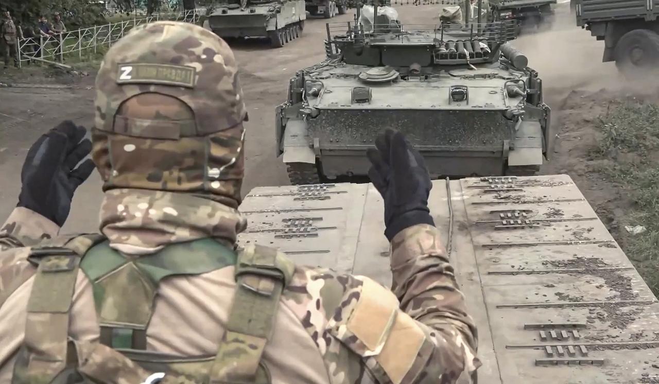 Une image tirée d'une vidéo du ministère russe de la Défense le 13 août 2024 montre le déploiement de véhicules blindés militaires russes dans la région de Koursk, en Russie. [KEYSTONE - RUSSIAN DEFENCE MINISTRY PRESS S]