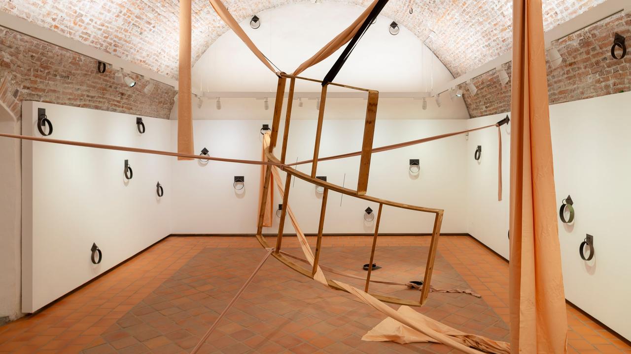 Vue de l'exposition "La chute" de Sonia Kacem au Château de Gruyères.