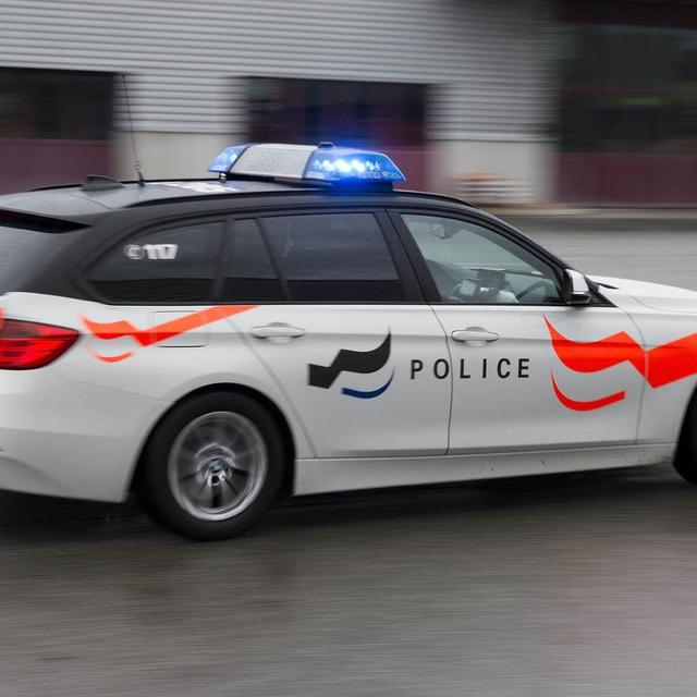 La police cantonale fribourgeoise a arrêté un tireur fou dans un immeuble à Givisiez (FR). [Keystone - Lukas Lehmann]