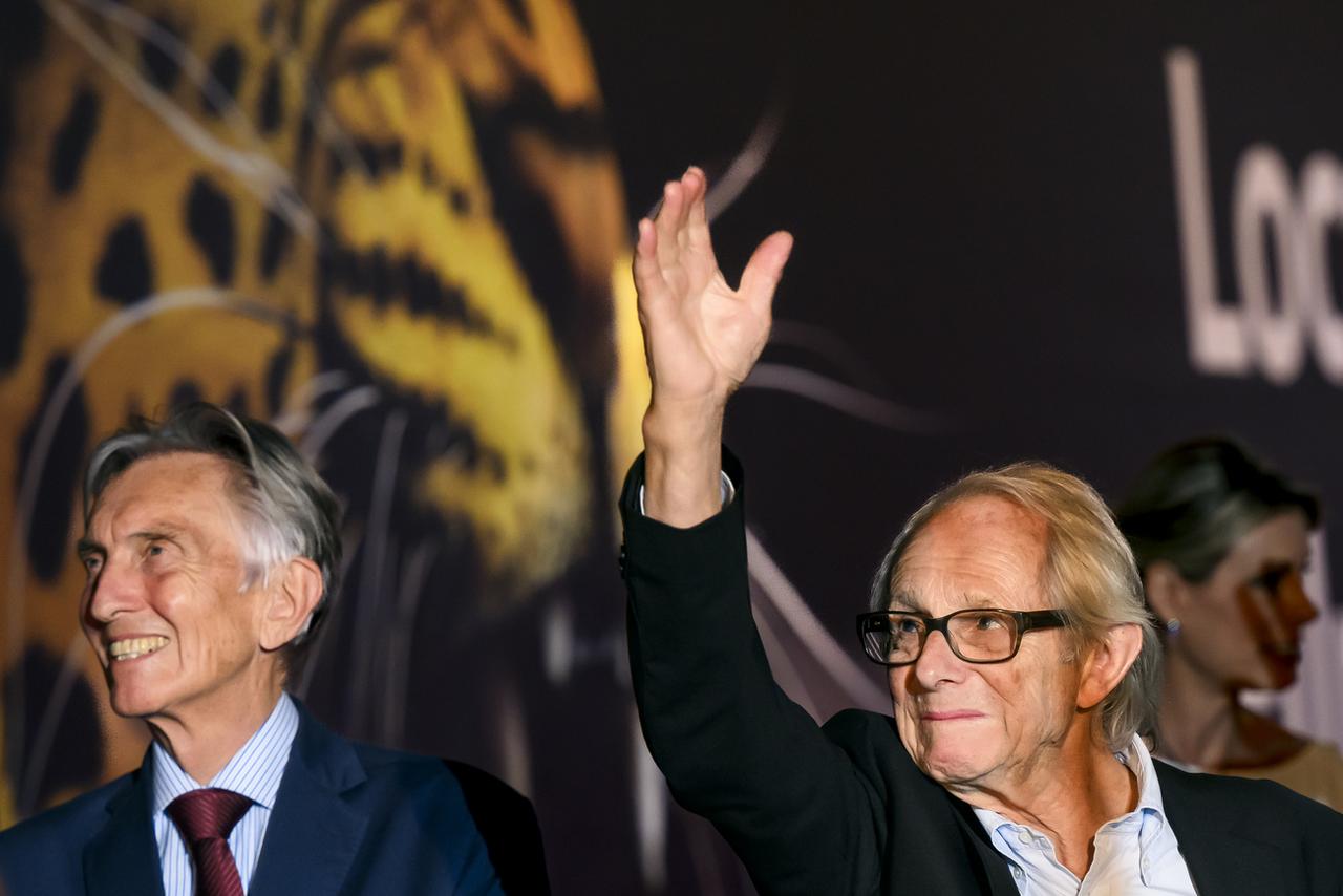 Le réalisateur britannique Ken Loach aux côtés de l'ancien directeur du Festival de Locarno, Marco Solari, le 8 août 2023. [KEYSTONE - JEAN-CHRISTOPHE BOTT]