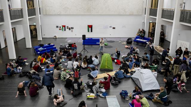 Des étudiants pro-palestiniens occupent une partie du bâtiment SG de L'Ecole polytechnique fédérale de Lausanne (EPFL). [Keystone - Jean-Christophe Bott]