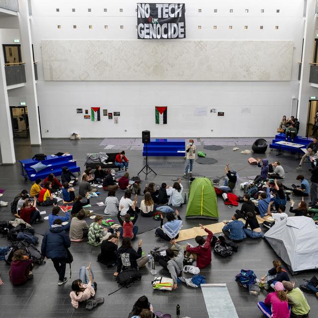 Des étudiants pro-palestiniens occupent une partie du bâtiment SG de L'Ecole polytechnique fédérale de Lausanne (EPFL). [Keystone - Jean-Christophe Bott]