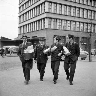 Des employés de la poste zurichoise pendant une course en 1960. [Keystone/Str - Photopress-Archiv]