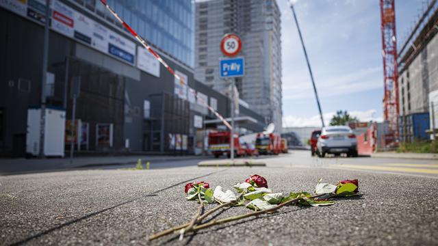 Des fleurs en hommage aux personnes décédées après l'effondrement de l'échafaudage le samedi 13 juillet 2024 a Prilly. [Keystone - Valentin Flauraud]