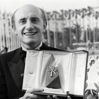 L'acteur, réalisateur et scénariste Michel Blanc avec son prix de meilleur acteur dans ''Tenue de soirée'' en 1986. [AFP - Christophe SIMON]