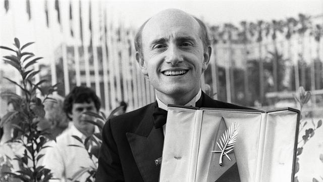 L'acteur, réalisateur et scénariste Michel Blanc avec son prix de meilleur acteur dans ''Tenue de soirée'' en 1986. [AFP - Christophe SIMON]