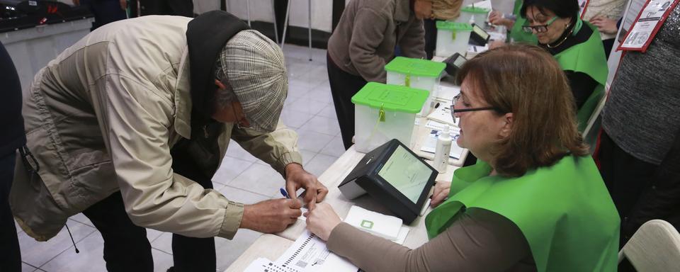 Les bureaux de vote ont ouvert samedi à 8H00 en Géorgie. [AP Photo/keystone - Zurab Tsertsvadze]