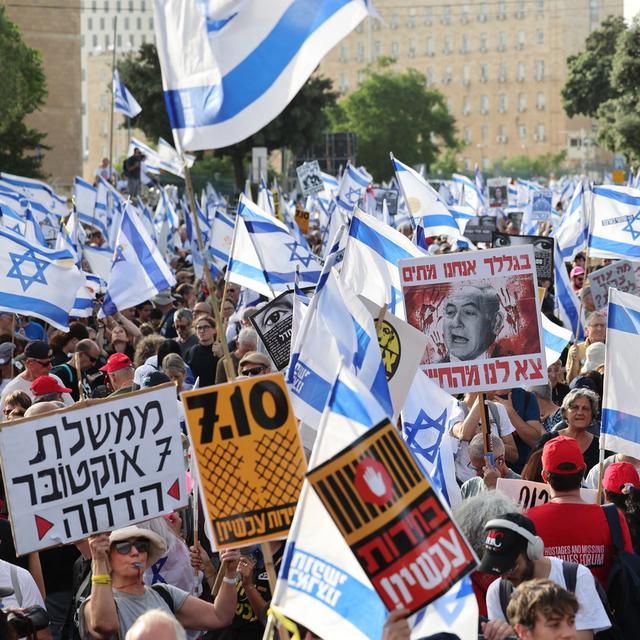 Des manifestants en Israël demandent depuis plusieurs jours la démission de Benjamin Netanyahou et de son gouvernement à cause de l'échec du retour des otages. [Keystone/EPA - Abir Sultan]