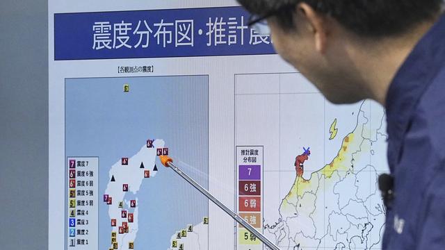 Un membre de l'agence météorologique du Japon présente l'alerte tsunami du 1er janvier. [Keystone - Kyodo News via AP]