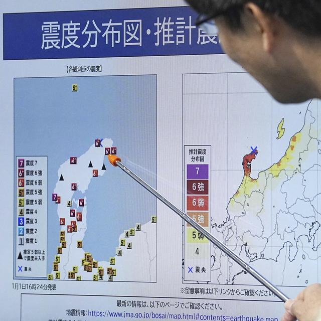 Un membre de l'agence météorologique du Japon présente l'alerte tsunami du 1er janvier. [Keystone - Kyodo News via AP]