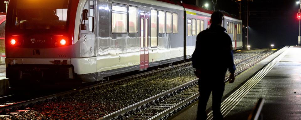 Une prise d'otages a eu lieu jeudi soir dans un train régional vers Yverdon, l'auteur est décédé. [Keystone - Laurent Gillieron]