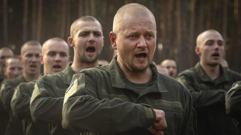 Des soldats nouvellement recrutés célèbrent la fin de leur entraînement dans une base militaire près de Kiev, le lundi 25 septembre 2023 (image d'illustration). [KEYSTONE - EFREM LUKATSKY]