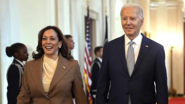 Des personnalités influentes du Parti démocrate rallient déjà Kamala Harris après l'abandon de Joe Biden. [Keystone - Evan Vucci /AP Photo]