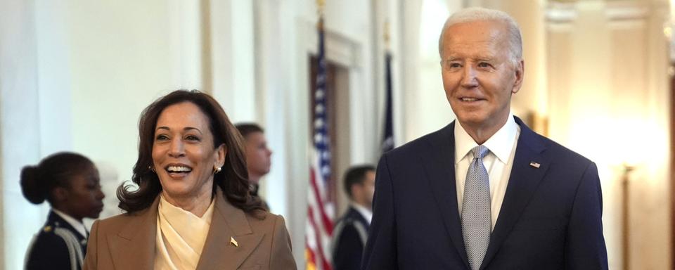 Des personnalités influentes du Parti démocrate rallient déjà Kamala Harris après l'abandon de Joe Biden. [Keystone - Evan Vucci /AP Photo]