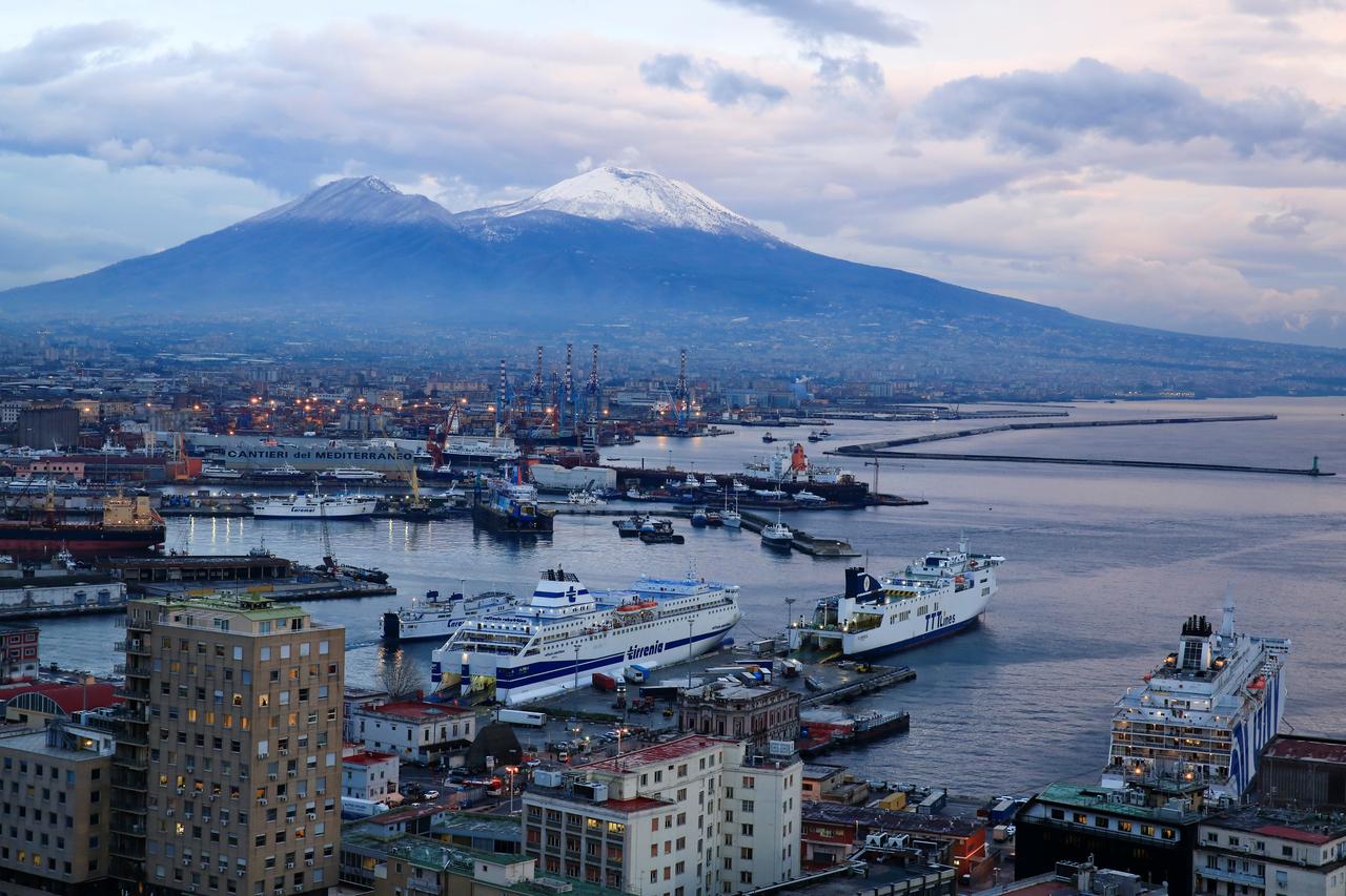 Le Vésuve domine la baie de Naples. [Reuters - Tony Gentile]