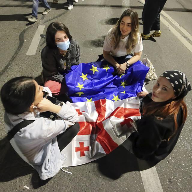 Des jeunes avec un drapeau européen et géorgien. [Keystone/AP Photo - Zurab Tsertsvadze]