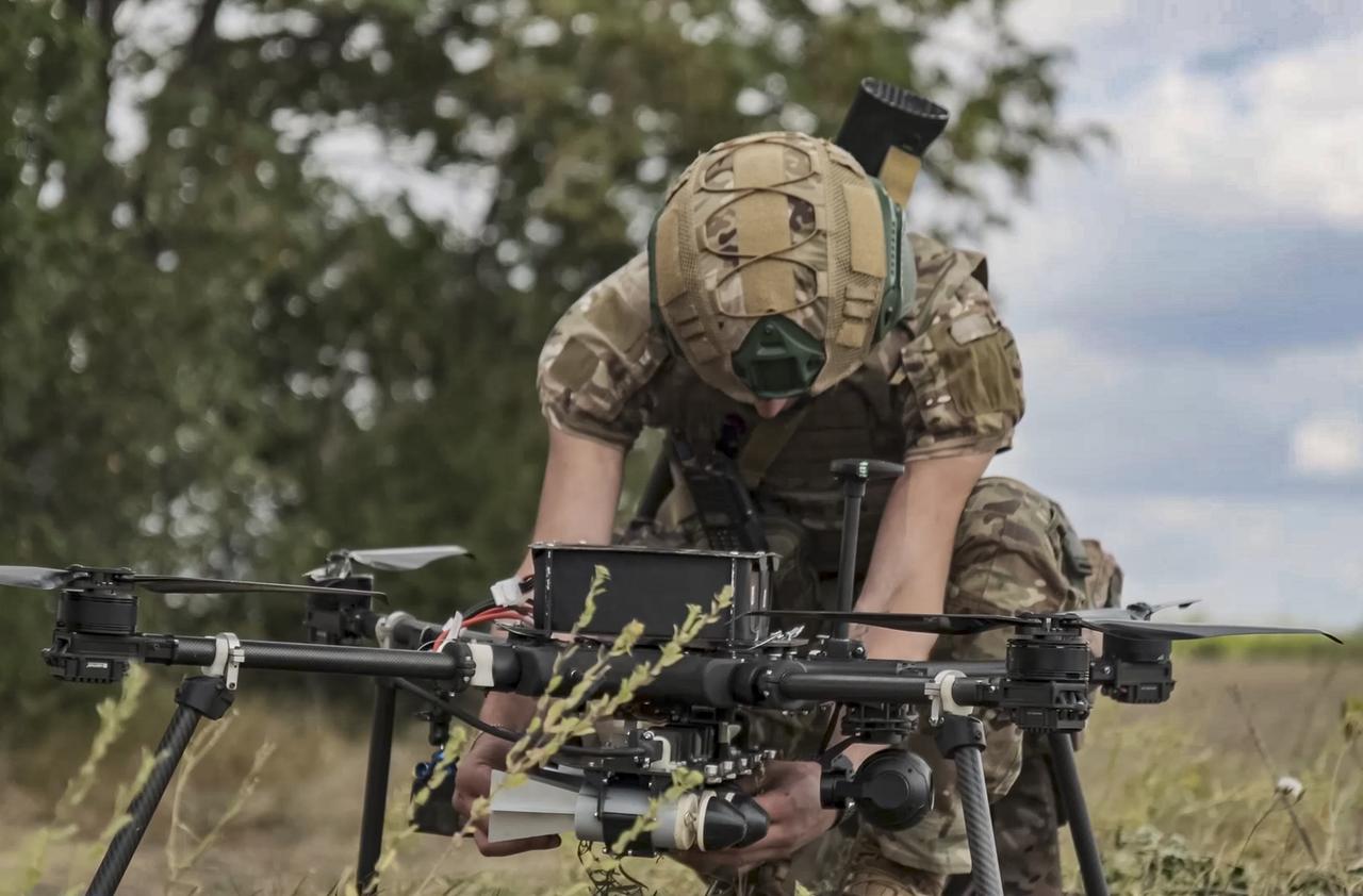 Un soldat russe prépare un drone pour des attaques sur le territoire ukrainien (image d'illustration). [KEYSTONE - RUSSIAN DEFENCE MINISTRY PRESS S]