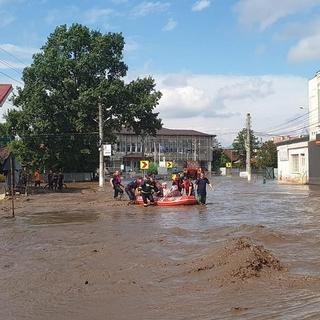 A handout photo made available by the Romanian General Inspectorate for Emergency Situations (IGSU) shows Romanian rescuers evacuating a family by using a small boat in the flood-affected village of Pechea, near Galati city, Romania, 14 September 2024. Four people have died in Galati County and about 5,000 homes have been damaged as a result of flooding caused by heavy rains brought by Cyclone Boris. Romanian authorities announced that operations in the affected areas are challenging due to floods blocking several roads. Hydrologists have issued a red flood code for the Siret (Galati county) and Prut rivers (Vaslui county). EPA/ROMANIAN GENERAL INSPECTORATE FOR EMERGENCY SITUATIONS HANDOUT -- MANDATORY CREDIT -- BEST QUALITY AVAILABLE -- HANDOUT EDITORIAL USE ONLY/NO SALES [Keystone - Romanian General Inspectorate for Emergency Situations (IGSU)]