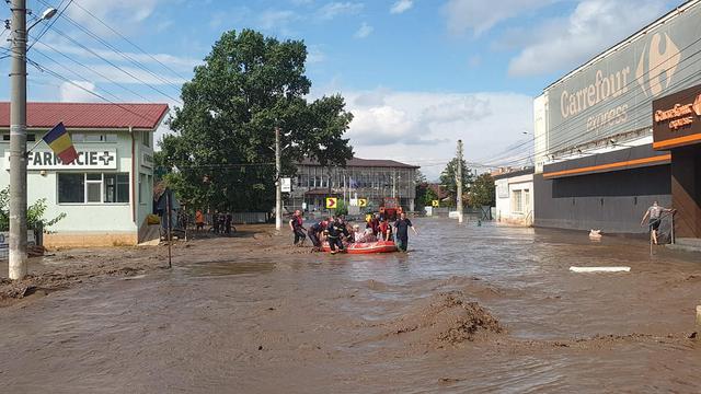 A handout photo made available by the Romanian General Inspectorate for Emergency Situations (IGSU) shows Romanian rescuers evacuating a family by using a small boat in the flood-affected village of Pechea, near Galati city, Romania, 14 September 2024. Four people have died in Galati County and about 5,000 homes have been damaged as a result of flooding caused by heavy rains brought by Cyclone Boris. Romanian authorities announced that operations in the affected areas are challenging due to floods blocking several roads. Hydrologists have issued a red flood code for the Siret (Galati county) and Prut rivers (Vaslui county). EPA/ROMANIAN GENERAL INSPECTORATE FOR EMERGENCY SITUATIONS HANDOUT -- MANDATORY CREDIT -- BEST QUALITY AVAILABLE -- HANDOUT EDITORIAL USE ONLY/NO SALES [Keystone - Romanian General Inspectorate for Emergency Situations (IGSU)]