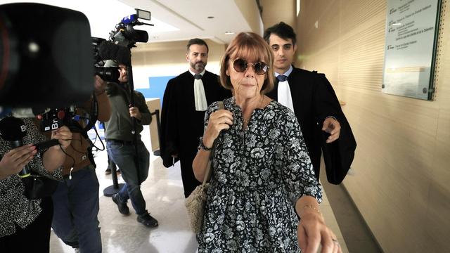 Gisèle Pélicot, escortée par ses avocats Stéphane Babonneau et Antoine Camus, sort de la cour d'assises après l'audience du procès pour viol de son ancien mari, à Avignon, dans le sud de la France, le 17 septembre 2024. [EPA/KEYSTONE - GUILLAUME HORCAJUELO]